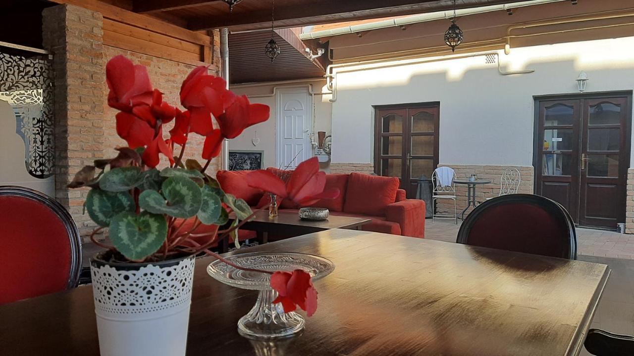 Guest House Romantika Panzio Gyula Extérieur photo