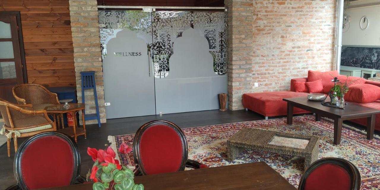 Guest House Romantika Panzio Gyula Extérieur photo