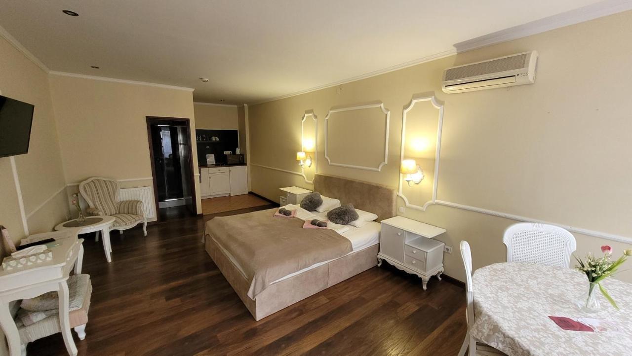 Guest House Romantika Panzio Gyula Extérieur photo