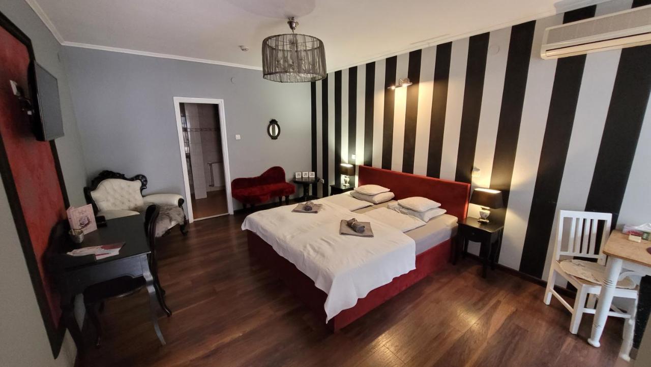 Guest House Romantika Panzio Gyula Extérieur photo