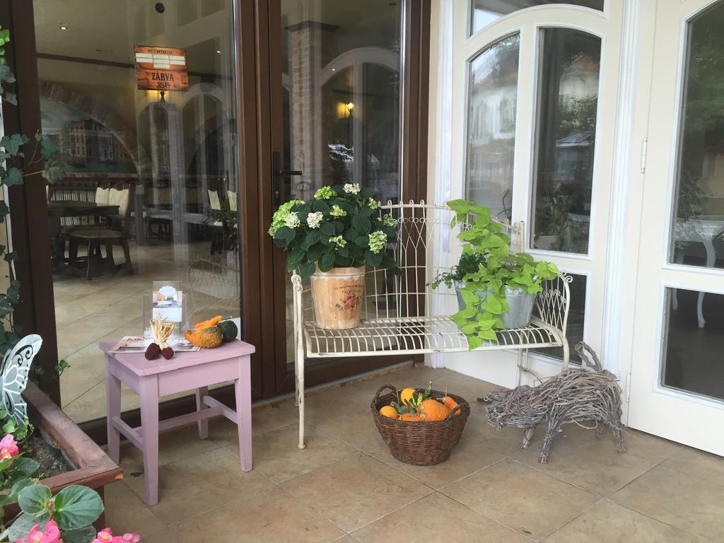 Guest House Romantika Panzio Gyula Extérieur photo