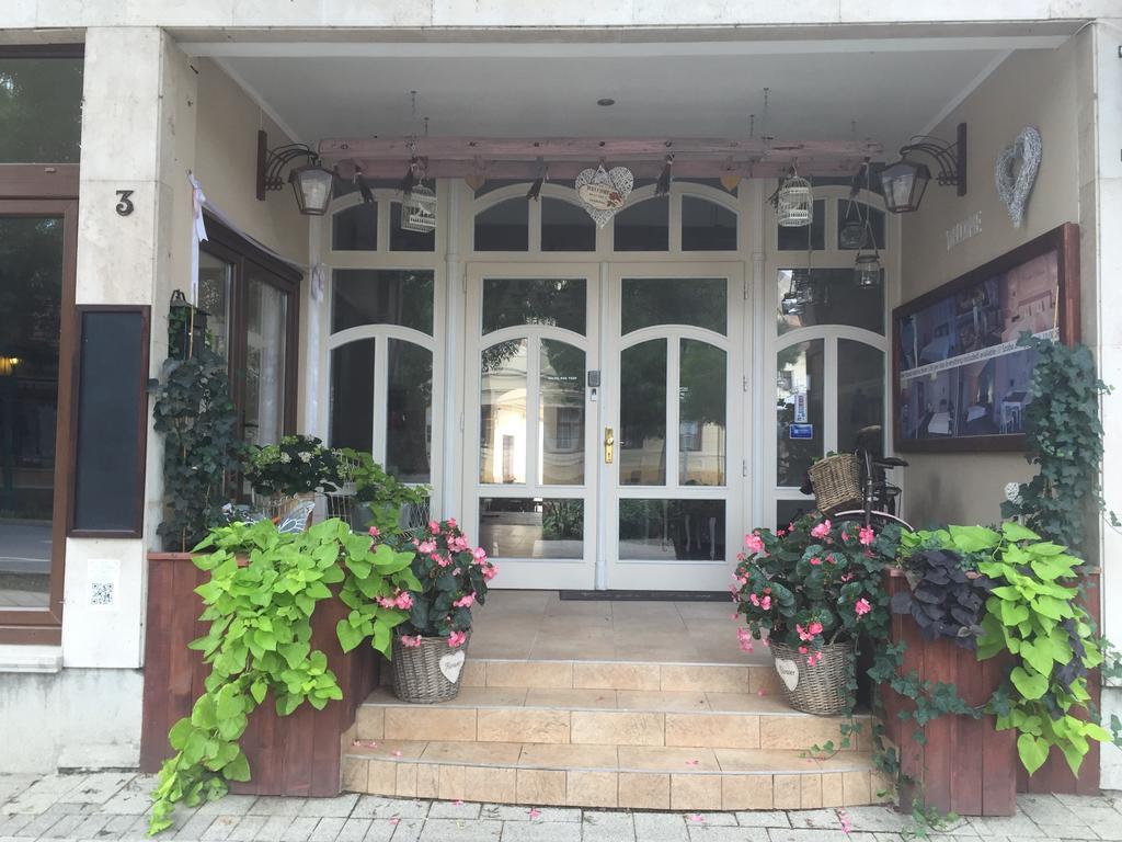 Guest House Romantika Panzio Gyula Extérieur photo