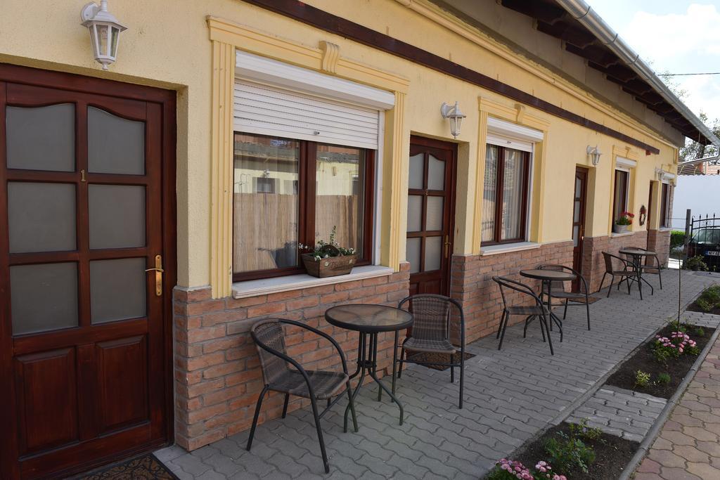 Guest House Romantika Panzio Gyula Extérieur photo