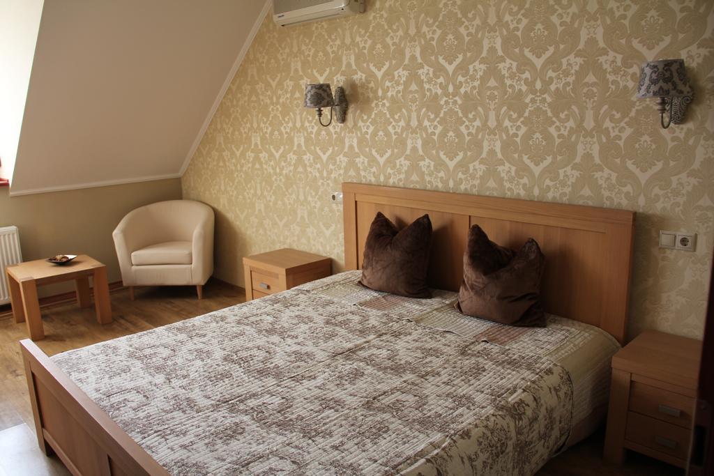 Guest House Romantika Panzio Gyula Chambre photo