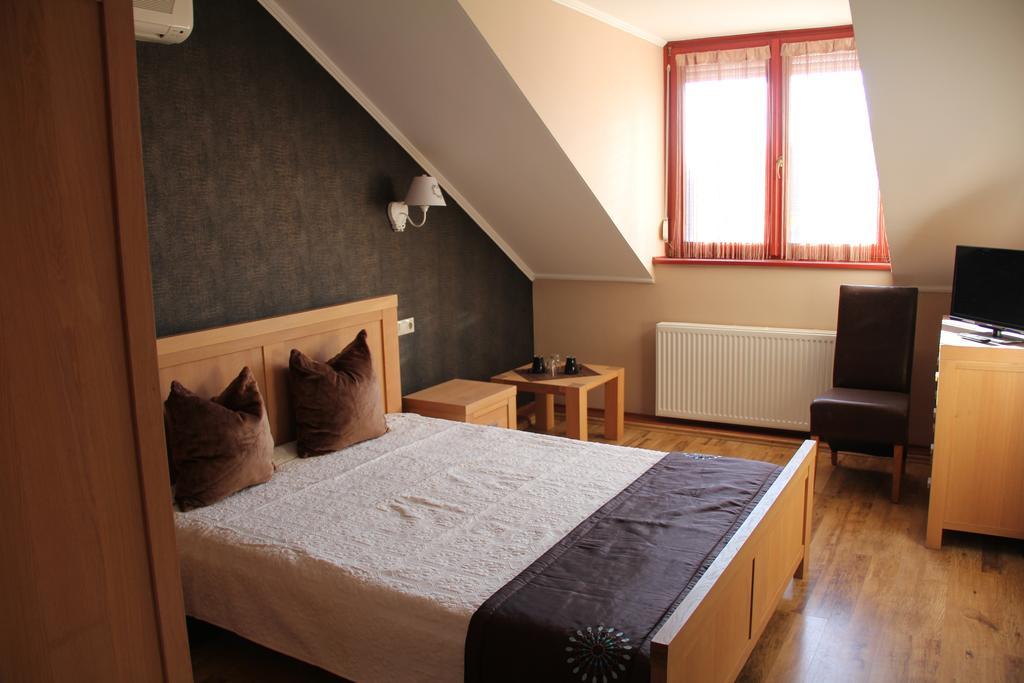 Guest House Romantika Panzio Gyula Extérieur photo