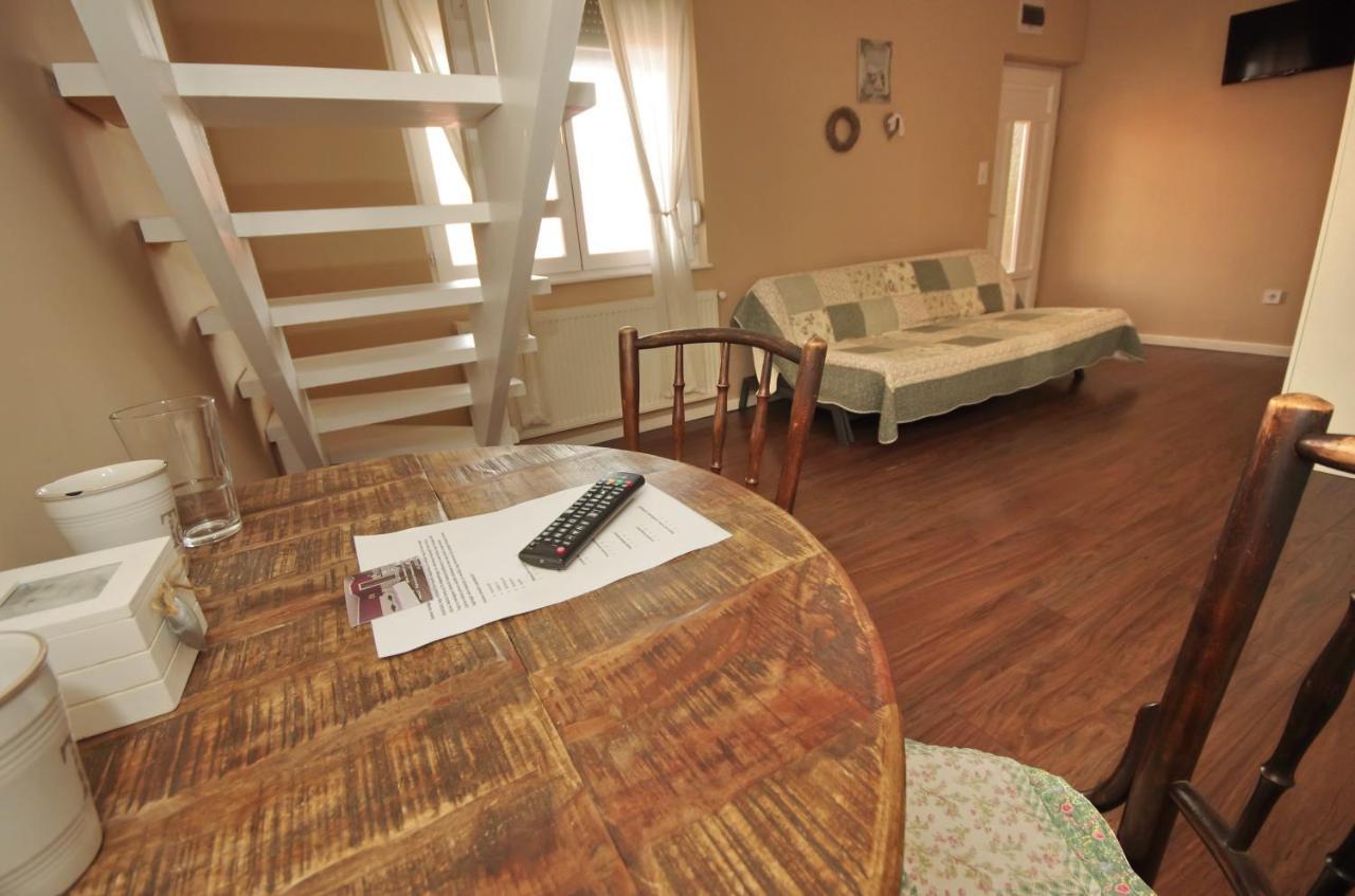 Guest House Romantika Panzio Gyula Extérieur photo